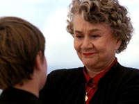 Joan Plowright plays an artist who befriends David along the way