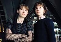Violet (Emily Browning) and Klaus (Liam Aiken) look to minimize their unfortunate events