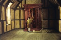 Peter (William Moseley) comforts Lucy (Georgie Henley) at the train station