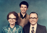 A young Daniel with his parents,Bill and Mabel