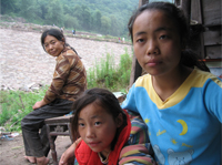 Yu Shui (right) with her mother and sister