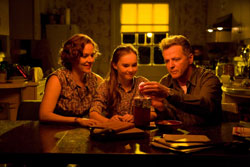 Penelope Ann Miller and Aidan Quinn as Juli's parents