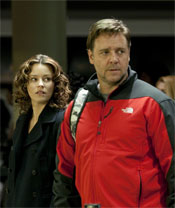 Russell Crowe as John, Elizabeth Banks as Lara