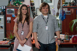 Lemuel Gulliver (Jack Black) and editor Darcy (Amanda Peet)