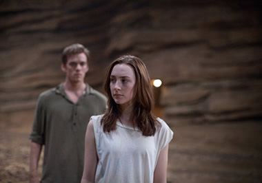 (l-r) Jake Abel as Ian and Saoirse Ronan as Melanie/Wanda in 'The Host'