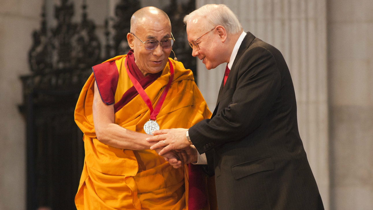 Jack Templeton awards the Templeton Prize to the Dalai Lama in 2012.