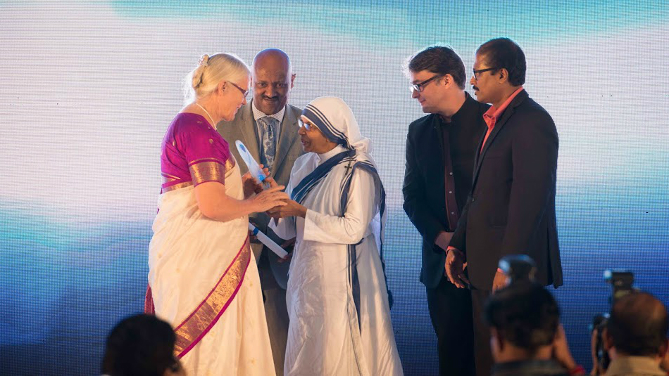 Gladys Staines (left) receives Mother Teresa award.