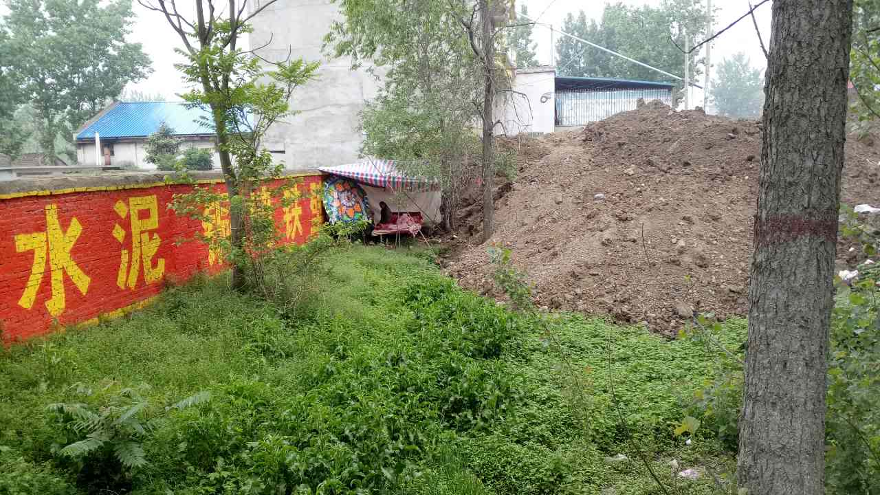 Ding Cuimei's body is being temporarily kept in a freezer (left) next to where she was buried alive (right).