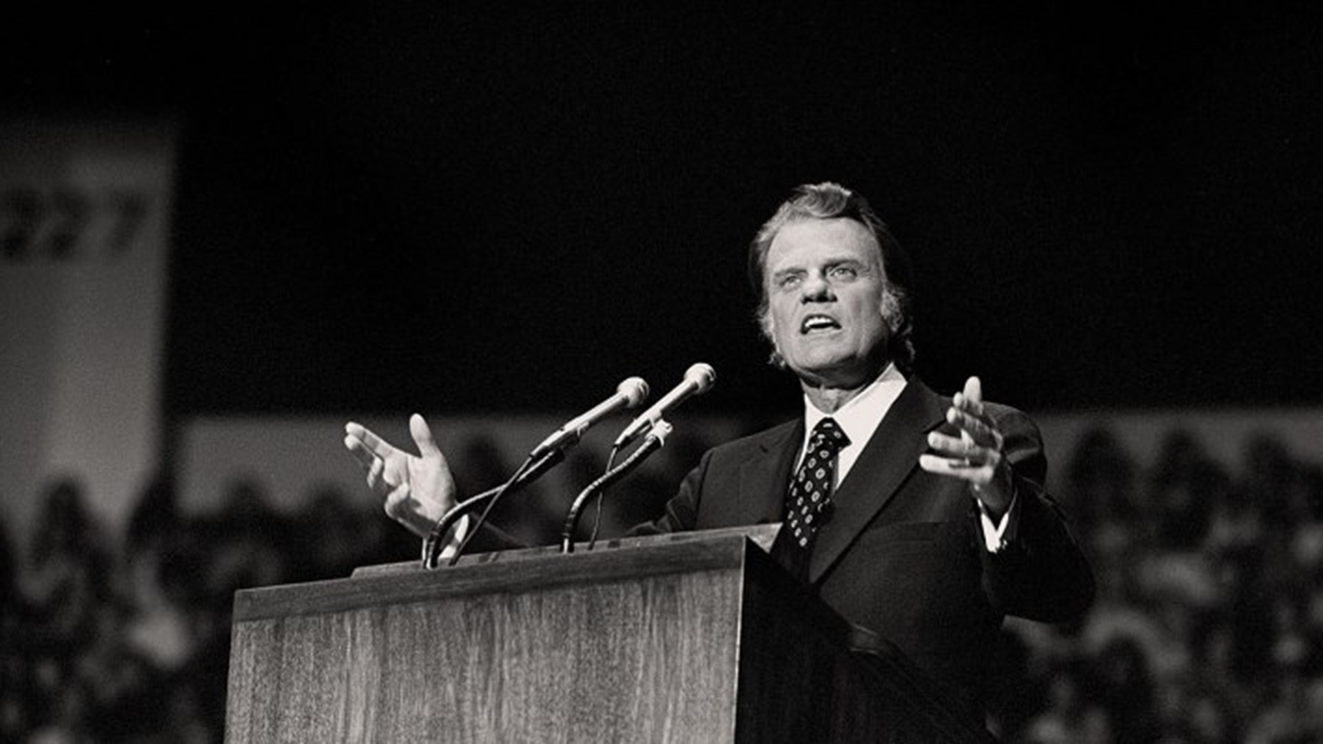 Billy Graham addresses the first Lausanne gathering.