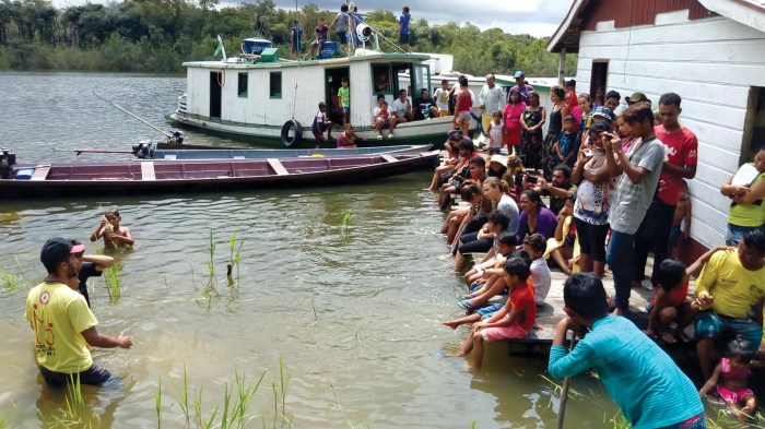 Young Christians from the Paumarí tribe gather for a baptism.