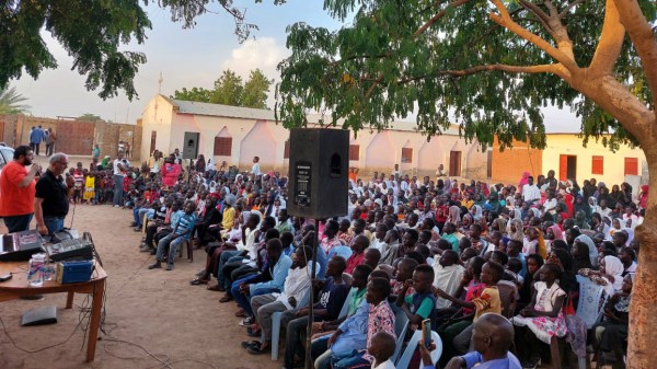 An outdoor YFC youth meeting in al-Thawra near Wad Madani, Sudan.