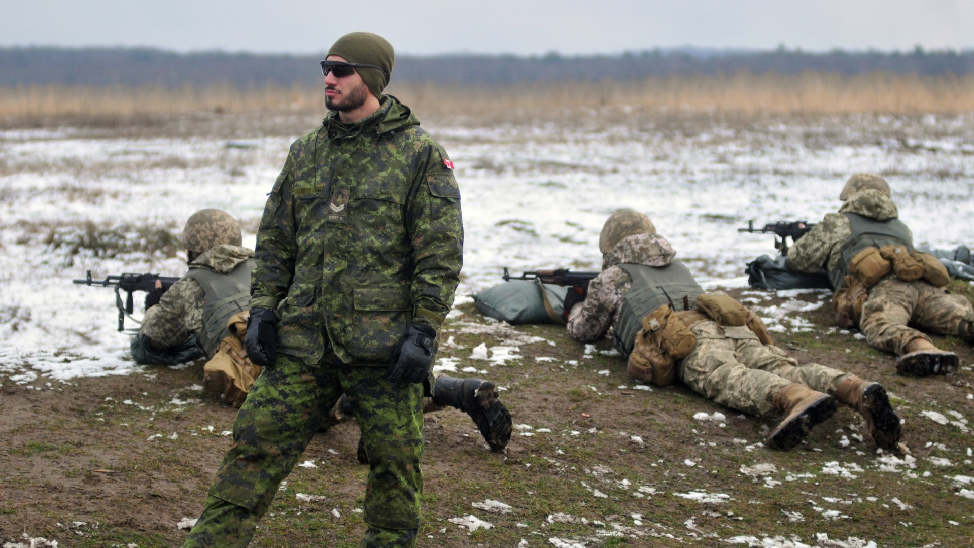 A Canadian soldier trains Ukrainian fighters.