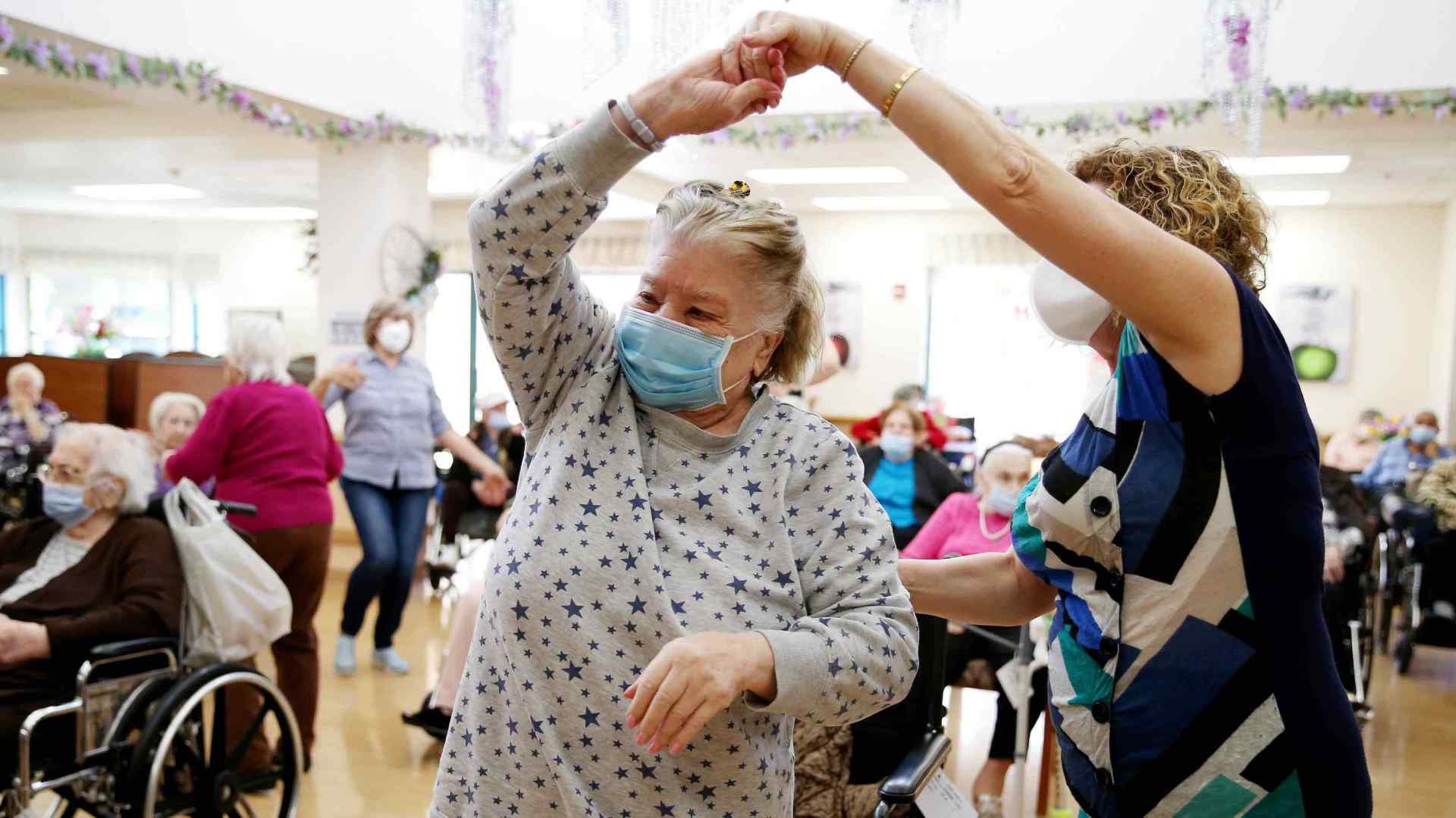 A nursing home in Los Angeles, California has its first post-pandemic social event in April 2021.