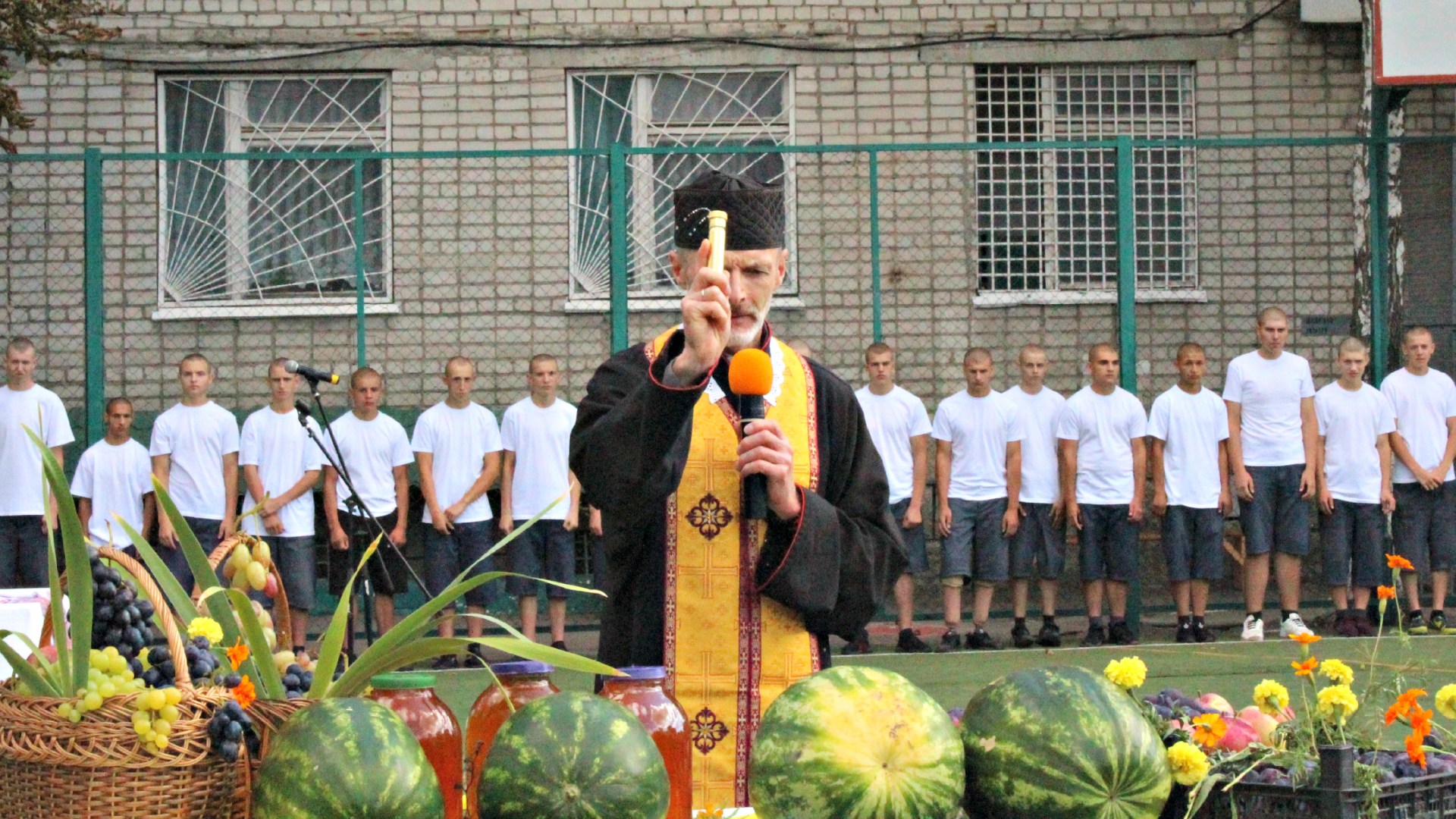 A priest prays for food for Ukrainian prisoners.