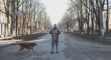 Brad Hendrickson with a lost dog in Bakhmut.