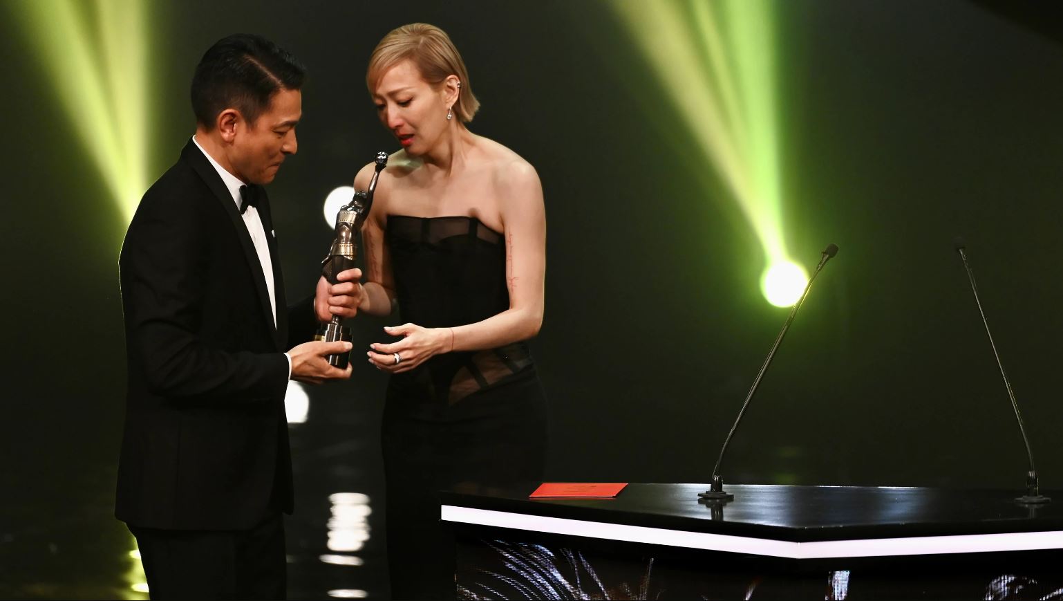 Sammi Cheng received the award from Andy Lau