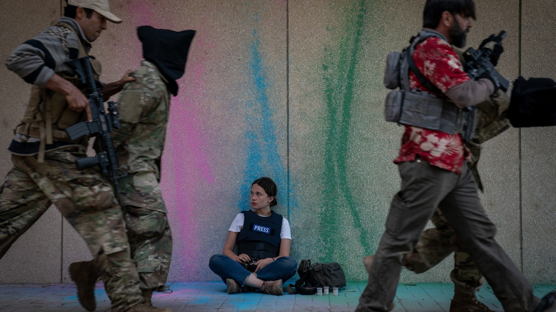 Cailee Spaeny (center) as Jessie in Civil War.