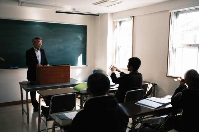 Akasaka Izumi leads a lecture at the Japan Bible Seminary