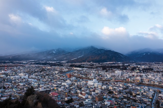 Ina sits in a river valley between the Minami (Southern) Alps and Chuo (Central) Alps mountain ranges.