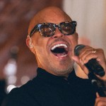 Israel Houghton singing in Spanish