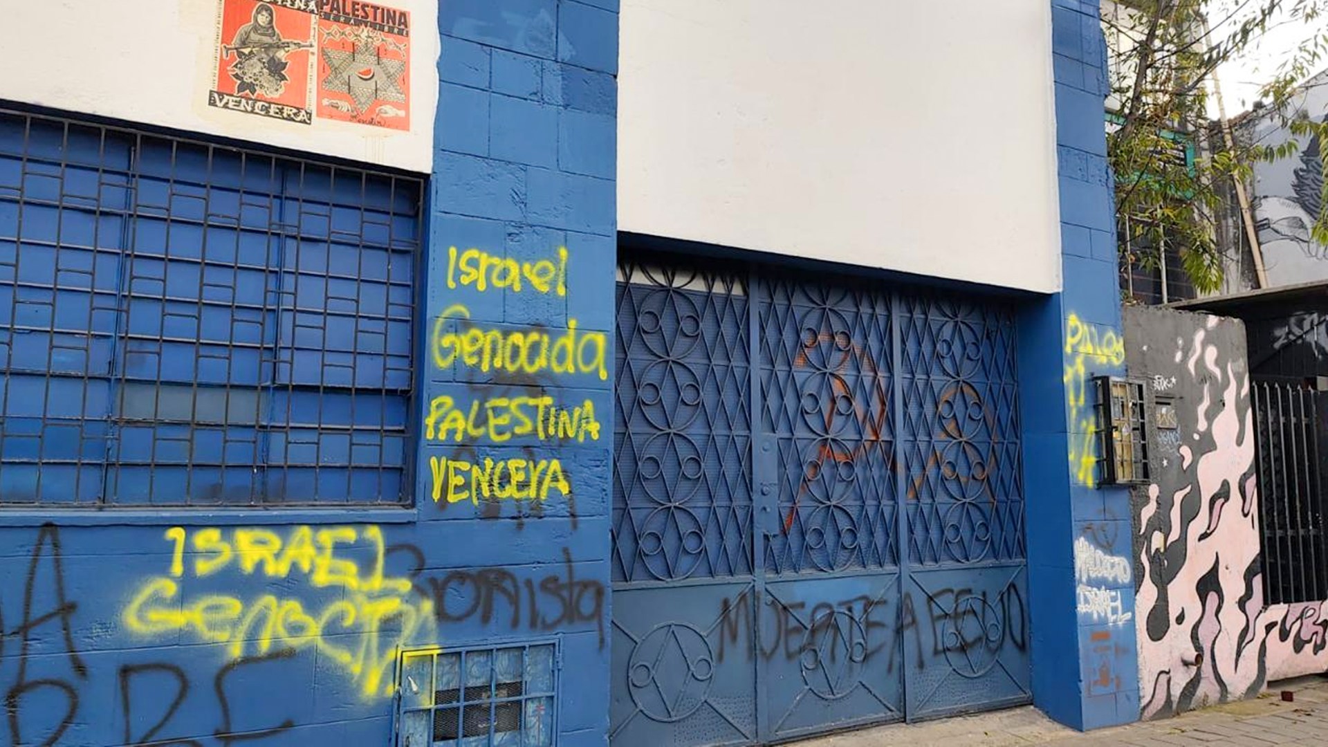 Vandalism on the walls of Iglesia Dios Está Formando Un Pueblo (God Is Forming His People).
