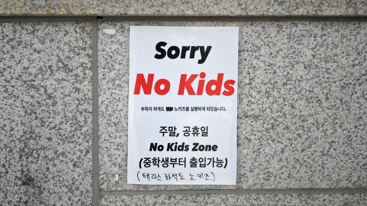 A 'No Kids Zone' sign at the entrance of a cafe in Seoul.